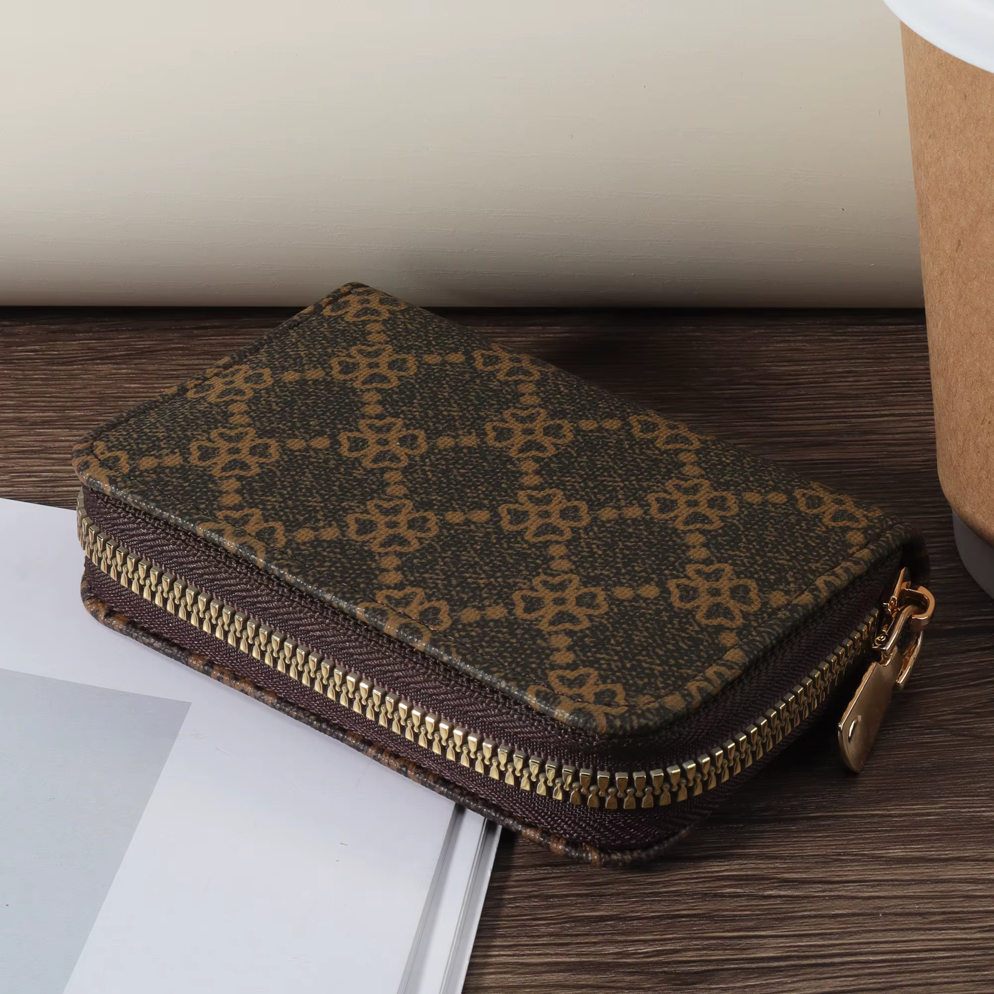 Portefeuille court minimaliste pour femmes avec fermeture éclair enveloppée autour du portefeuille d