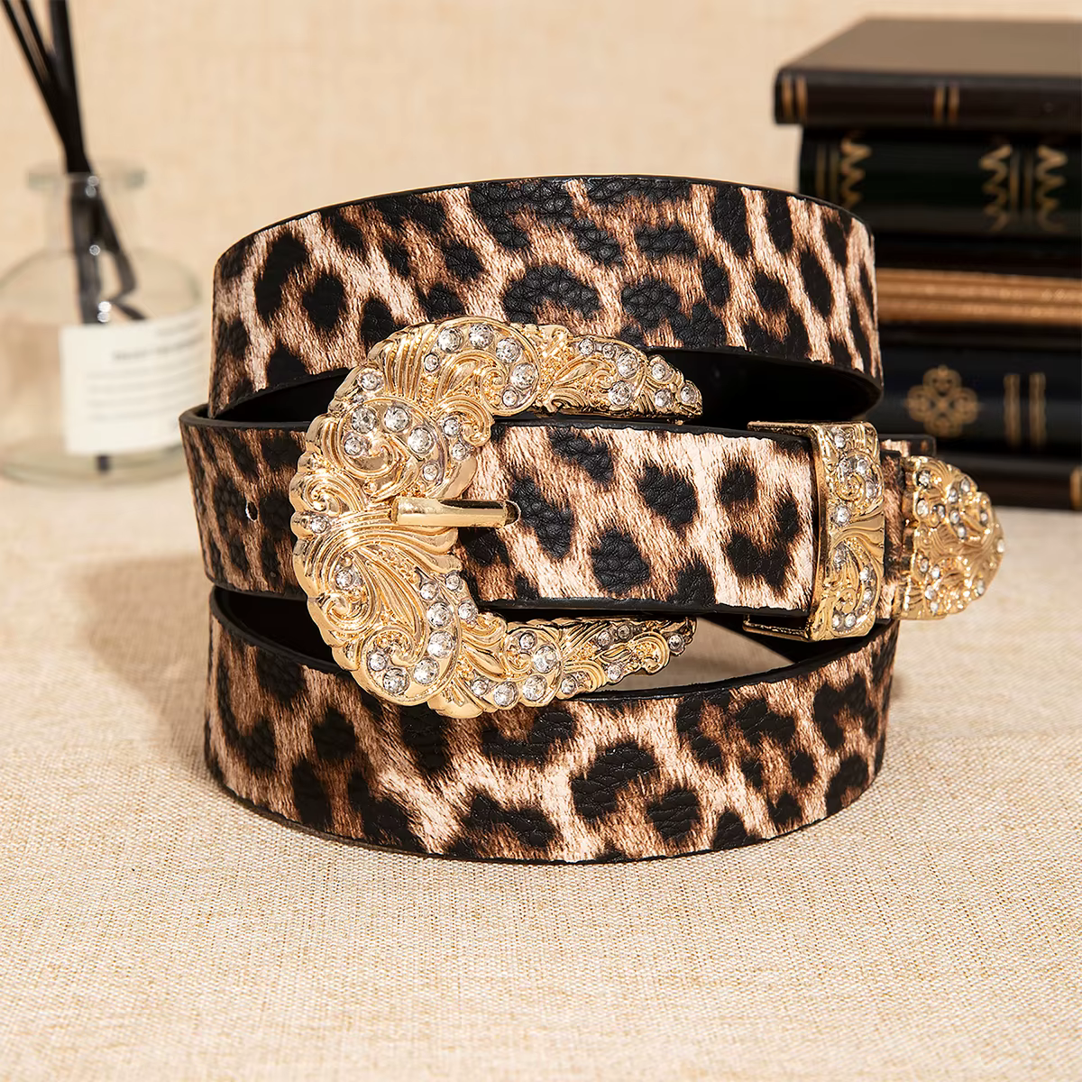 Ceinture luxueuse et élégante à imprimé léopard plaqué or avec gravure sur strass et boucle en métal