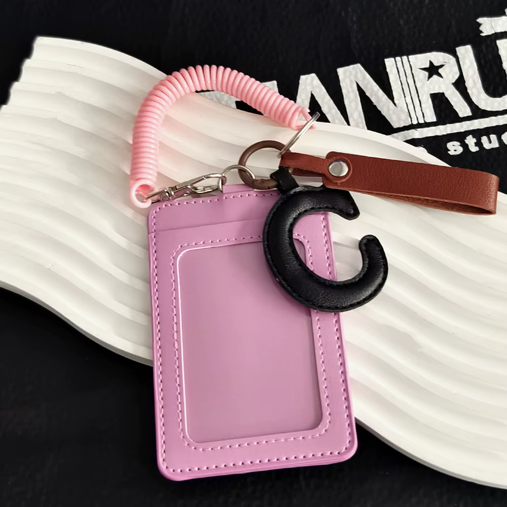 Porte-cartes en cuir avec lettres anglaises dans des schémas de couleur de dopamine, adaptés aux car