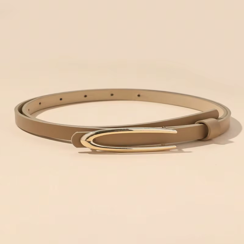 Une ceinture fine pour femme, qui est un corset décoratif et une pièce polyvalente qui peut être ass