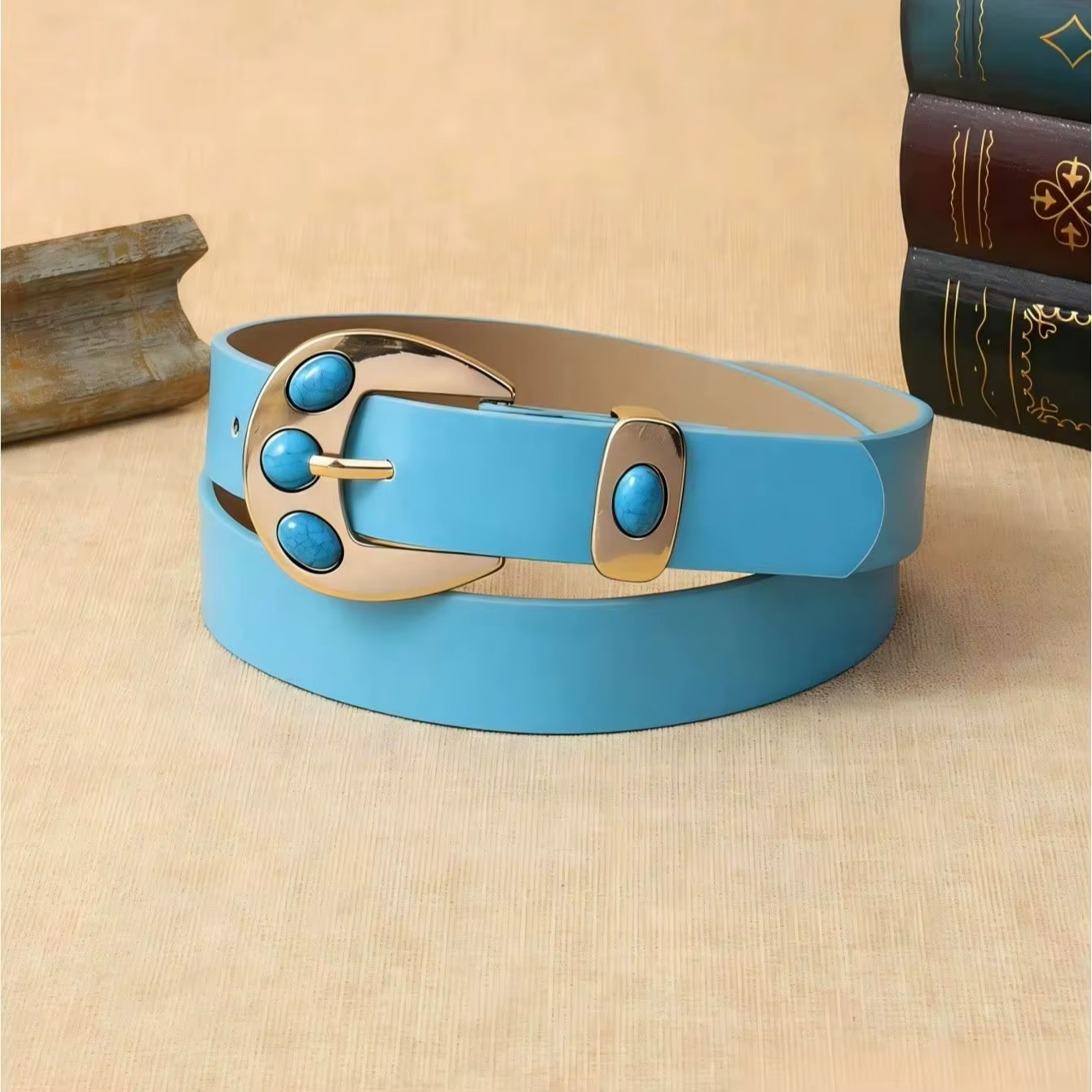 1. Une ceinture pour femme avec des perles bleues, simple et élégante, idéale pour assortir aux jean