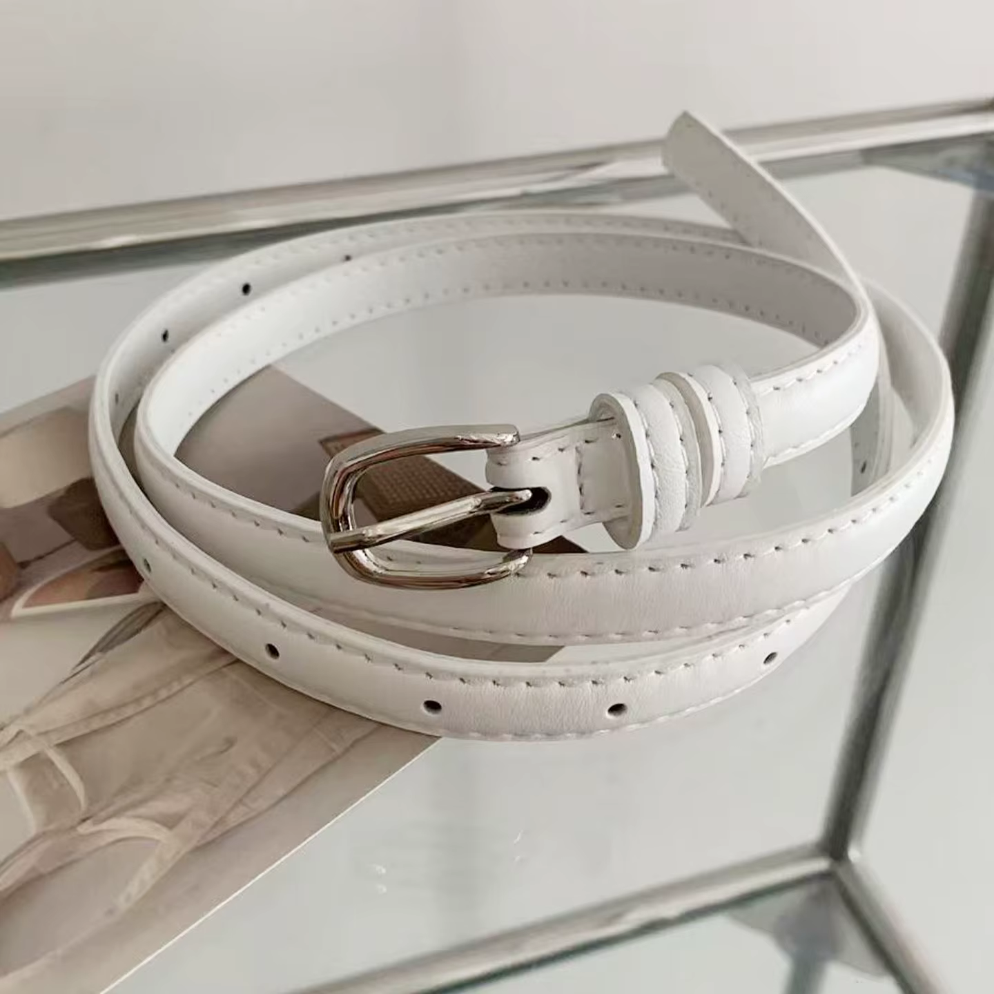 Ceinture fine rose pour femmes, sensation haut de gamme, à porter avec des jeans, design décoratif d