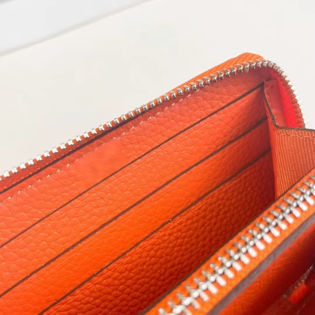 Conçu pour les porte-cartes en cuir véritable – méticuleusement fabriqué à partir de cuir Togo ou Ep