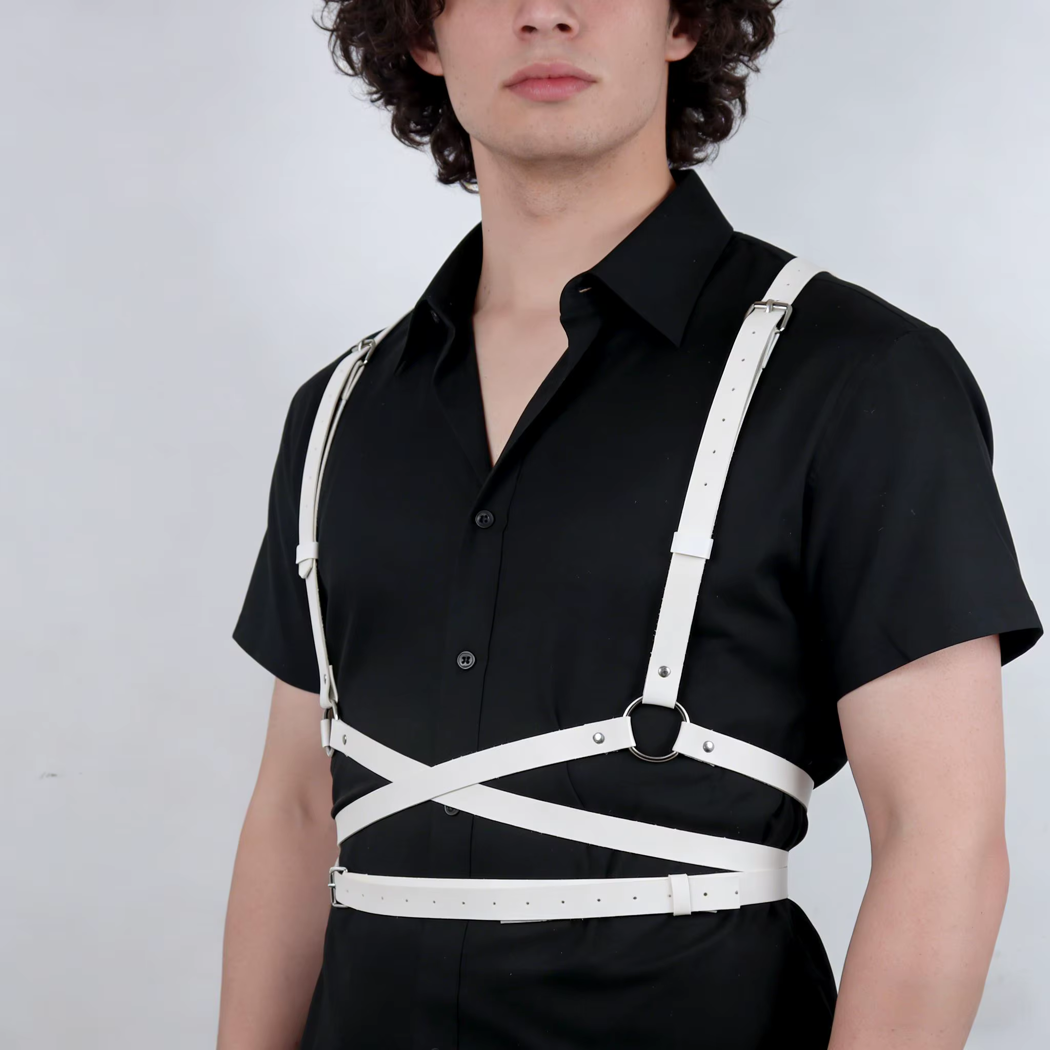 Ceinture blanche élégante avec boucle, parfaite pour créer un look unique avec des tenues à la mode 