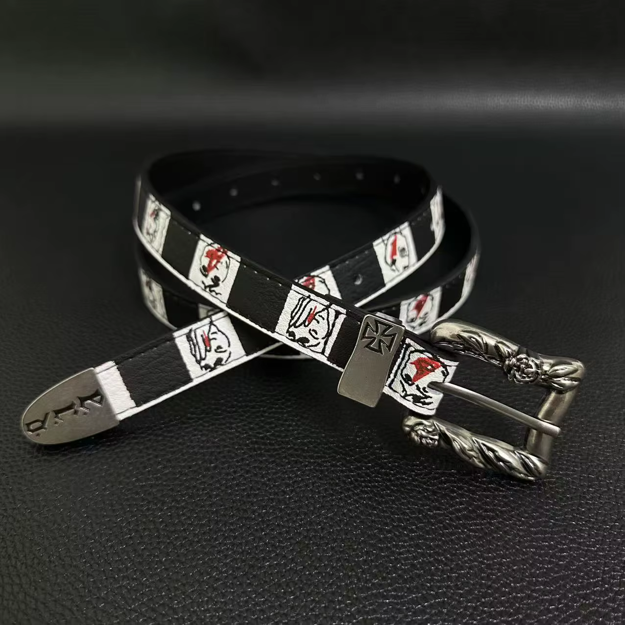 Ceinture Y2K punk de personnalité, motif damier noir et blanc dessiné à la main, style mélancolique 