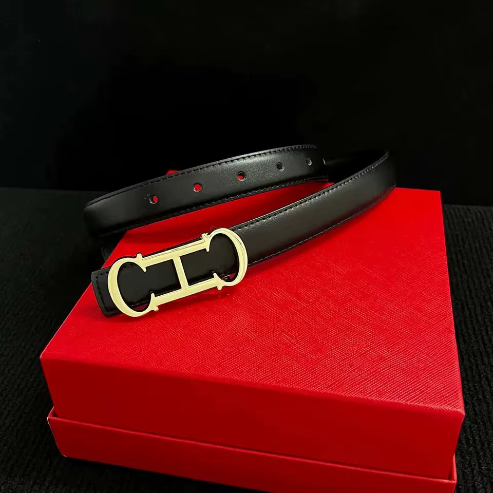 Ceinture pour femme de 25 mm de conception nouvelle avec une élégante boucle en lettres dorées, adap