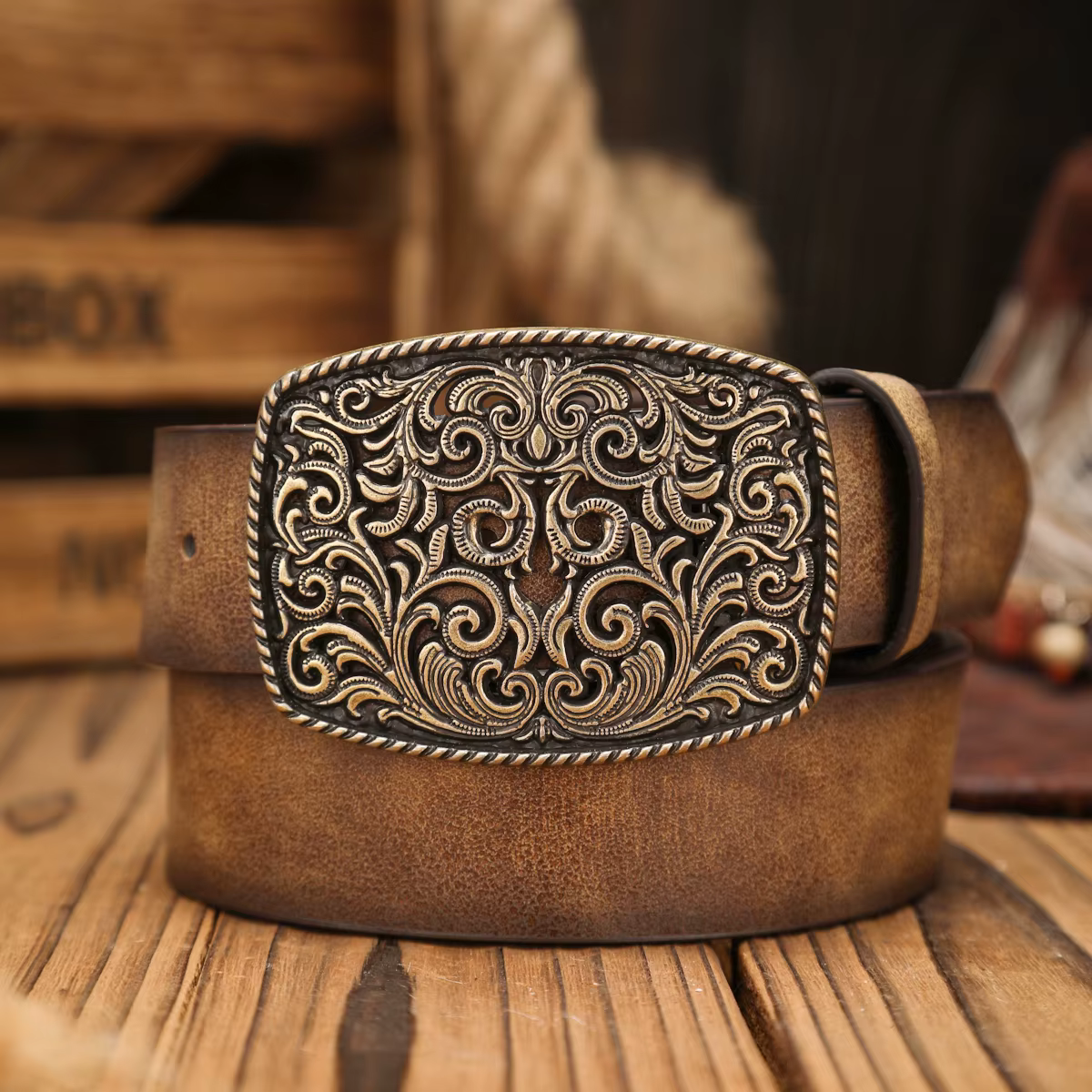 Une ceinture en PU à boucle occidentale adaptée aux hommes et aux femmes