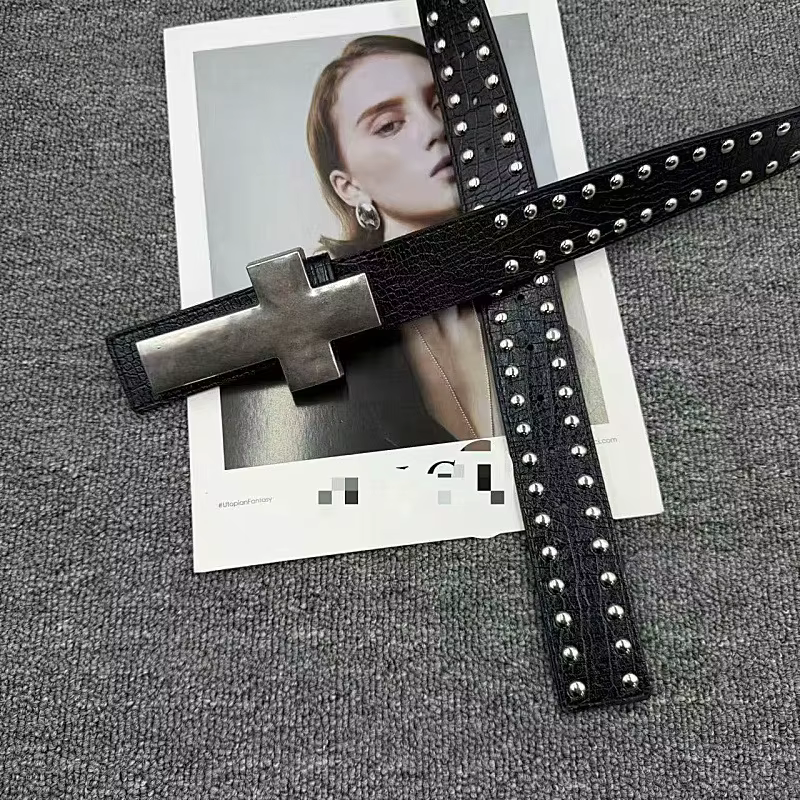 Ceinture croisée en métal cloutée à motif craquelé