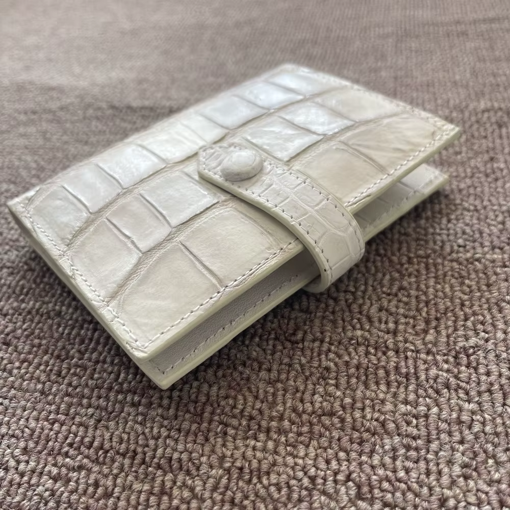 Portefeuille pour femme en cuir de crocodile blanc de l'Himalaya