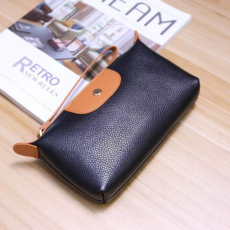 Le nouveau portefeuille pour femme en cuir souple et tendance avec des couleurs contrastées est un sac à main portable