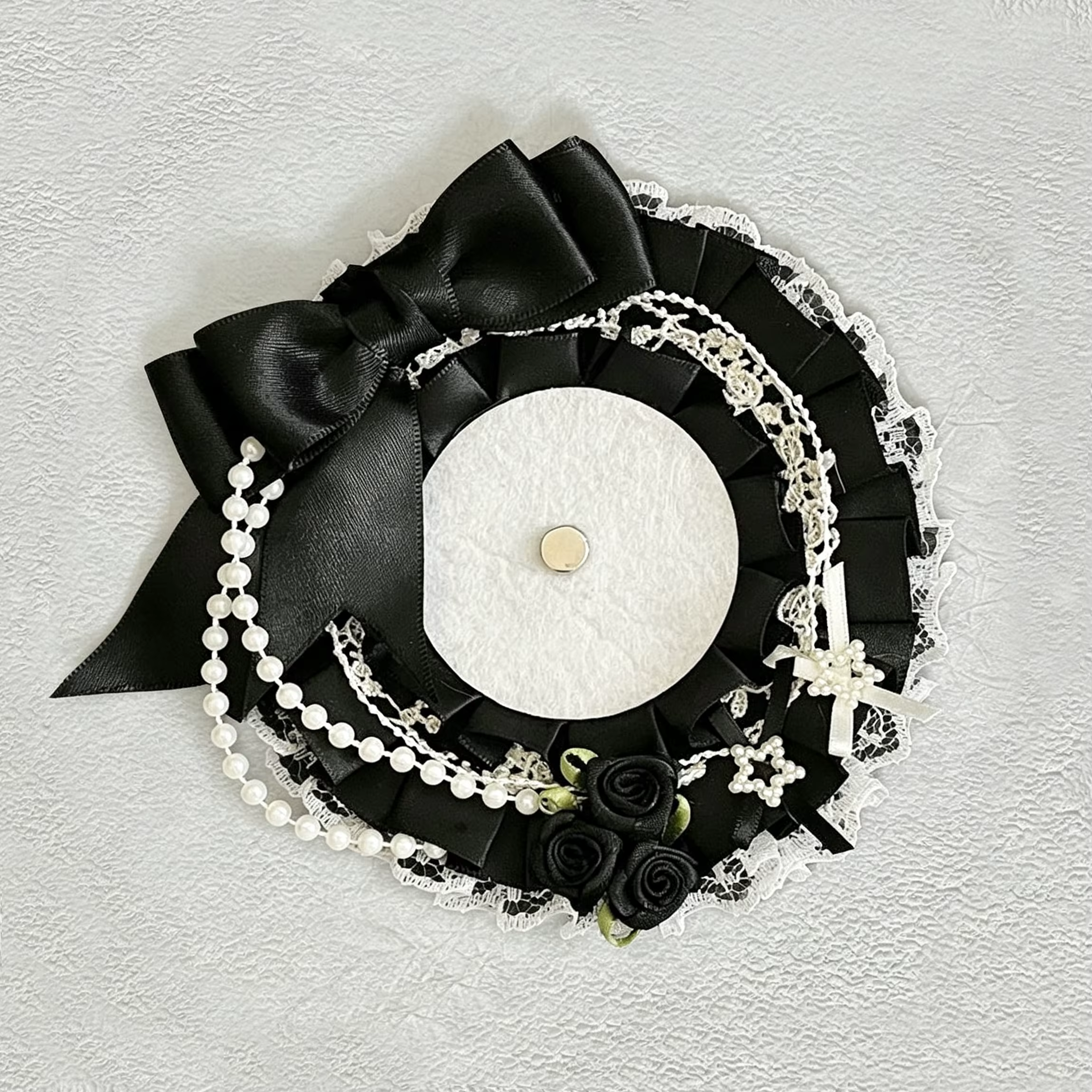 Porte-badge rond chic et unique en dentelle, avec chaîne de perles et nœud papillon, fait main, pour badges de personnages d'anime, de dessins animés et de jeux, badges de soutien pour célébrités et i
