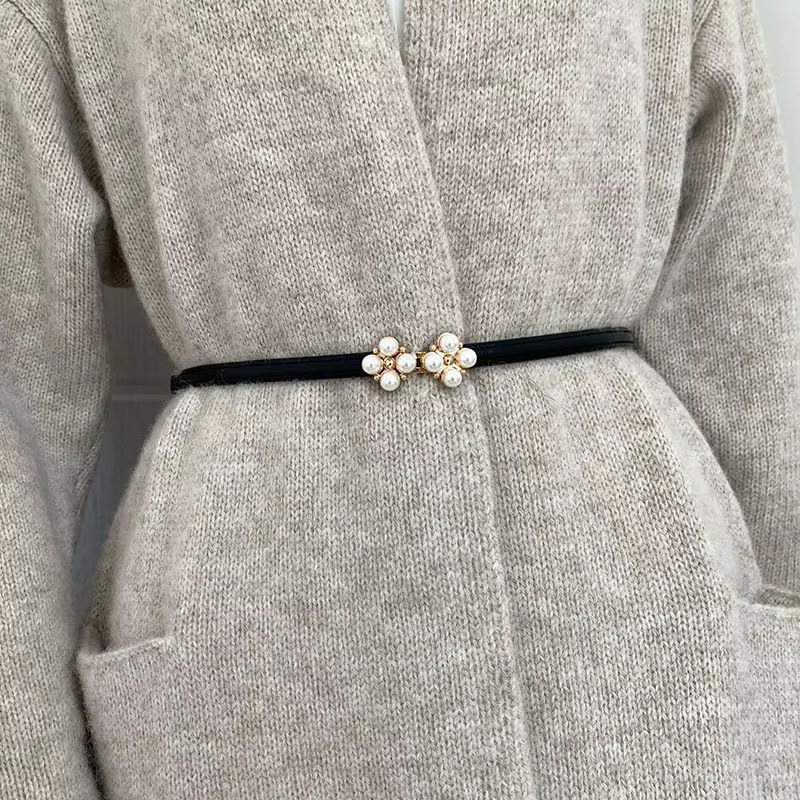 Ceinture en cuir minimaliste et élégante de style coréen avec accent trèfle à quatre feuilles et perles, finition mate et sangle réglable