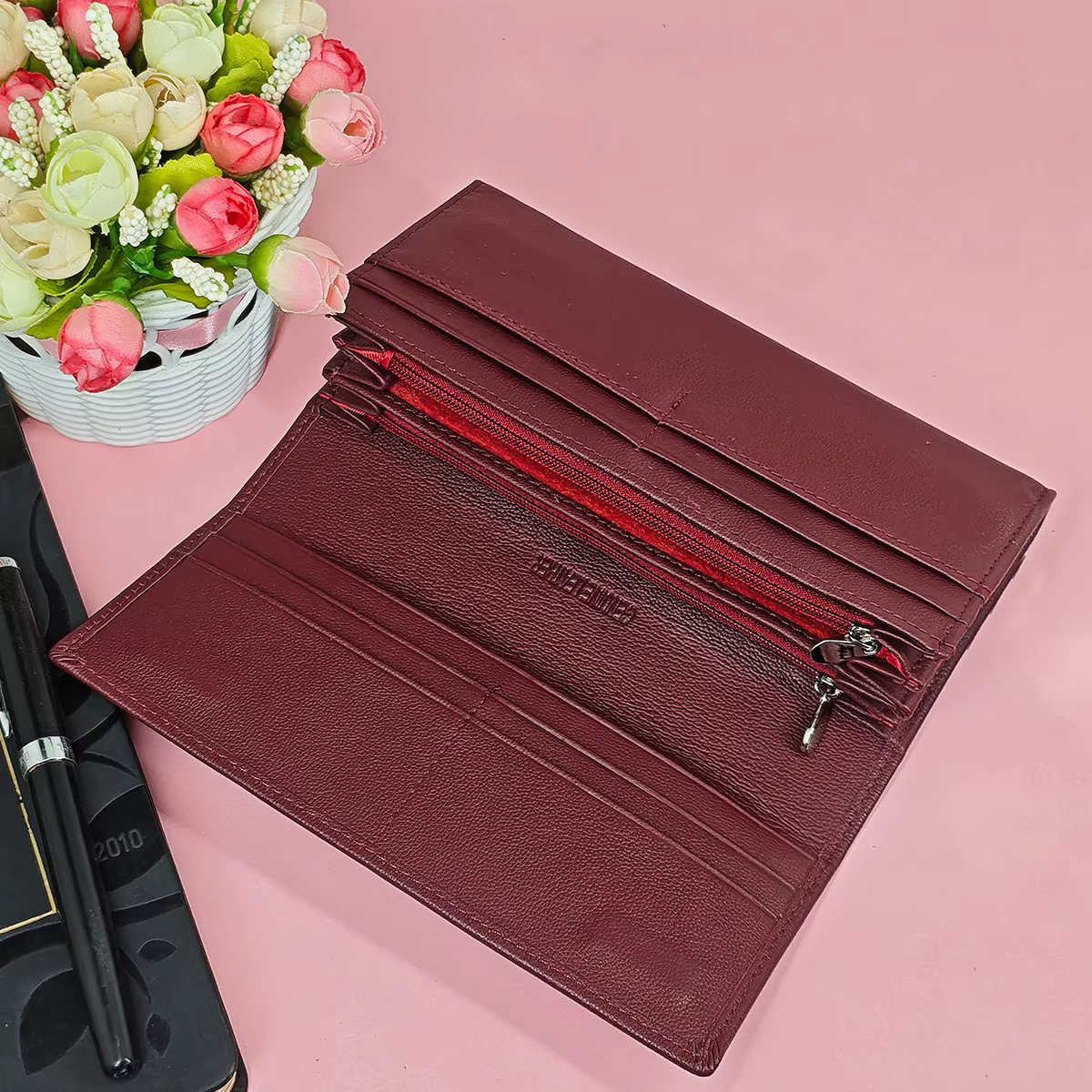 Portefeuille de luxe en cuir rouge vin pour femme – Slim Long à deux volets avec 8 emplacements pour cartes