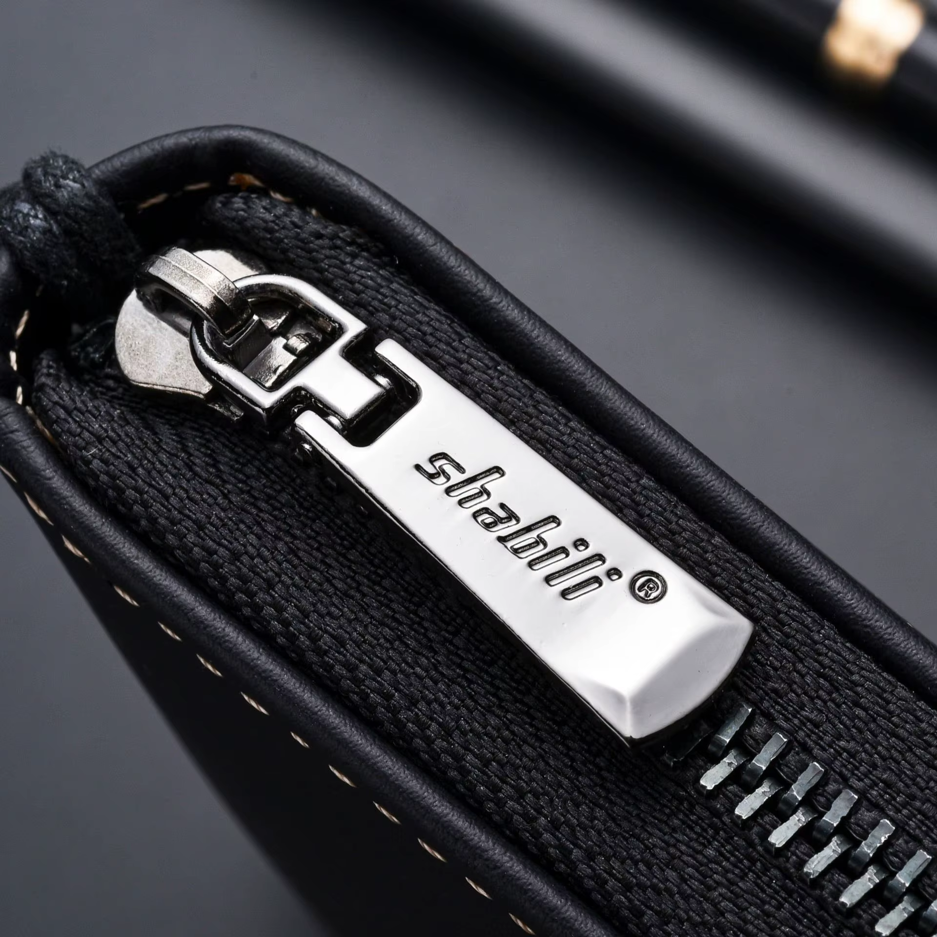 Portefeuille long en cuir pour hommes – Conception à fermeture éclair fine avec une capacité élevée