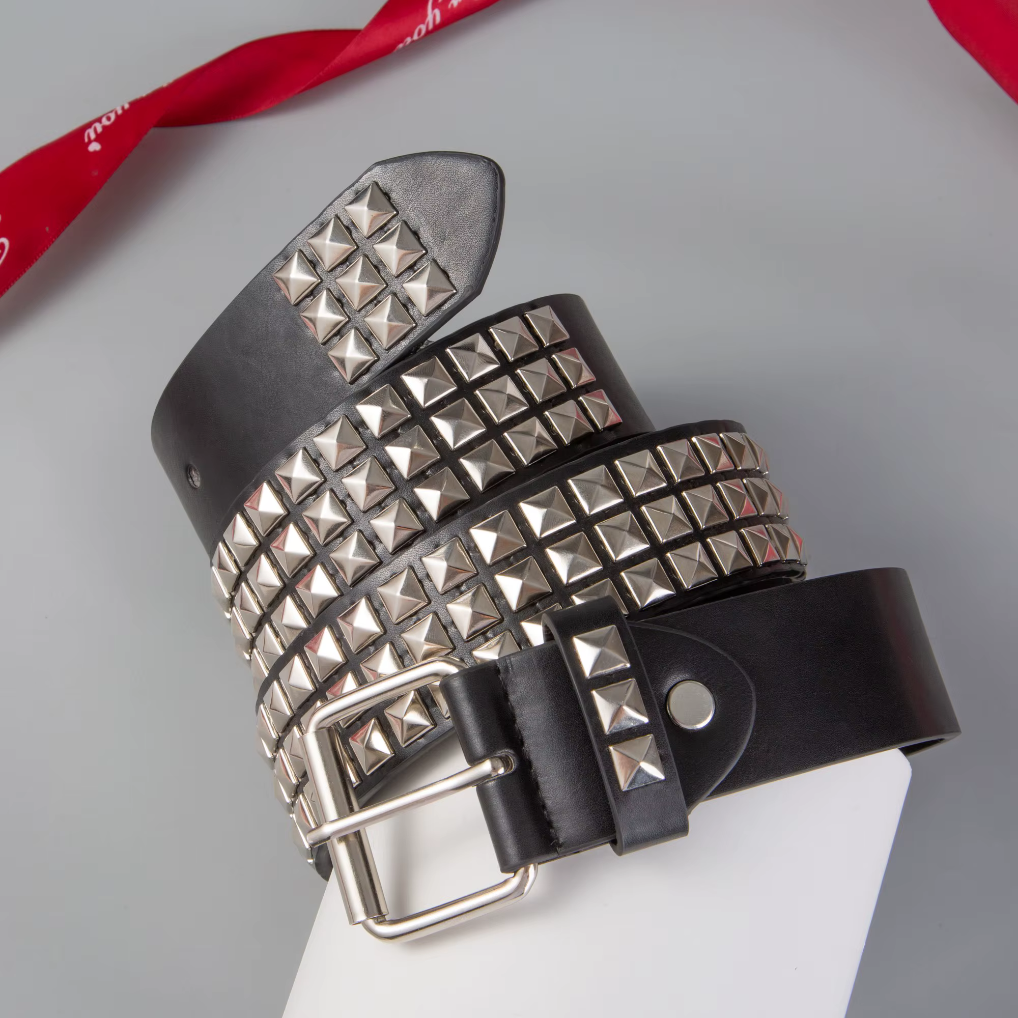Ceinture à rivets carrés et perles