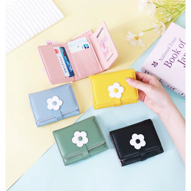 Portefeuille compact à trois volets pour femme avec imprimé floral délicat