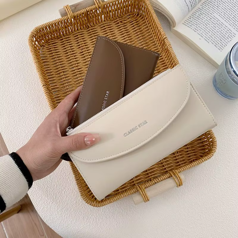 Portefeuille long pour femme en cuir vegan marron avec plusieurs emplacements pour cartes et fermeture éclair sécurisée