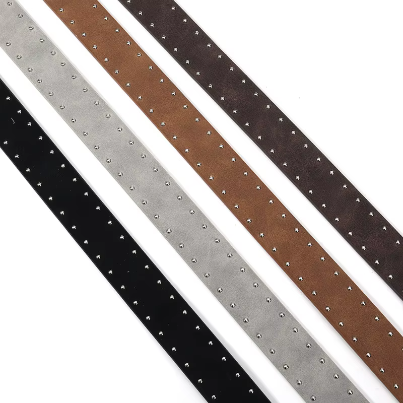 Ceinture élégante en daim cloutée avec boucle