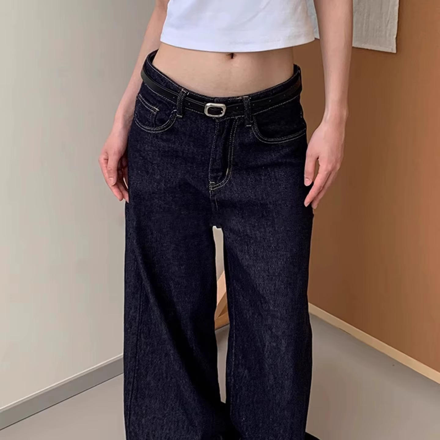 Ceinture élégante en cuir rouge avec boucle carrée en métal