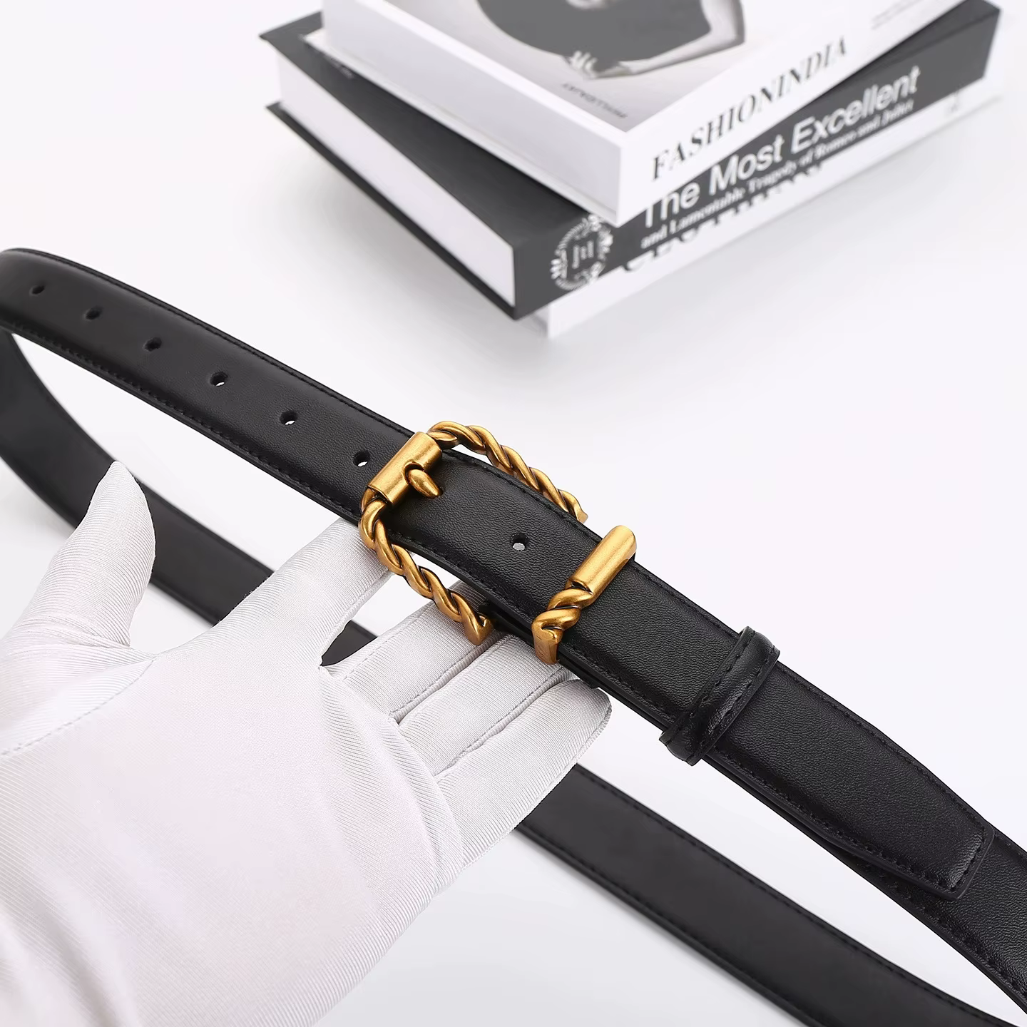 Ceinture pour femmes au look haut de gamme ; en cuir véritable avec une décoration noire tendance et polyvalente ; idéale pour un usage professionnel.