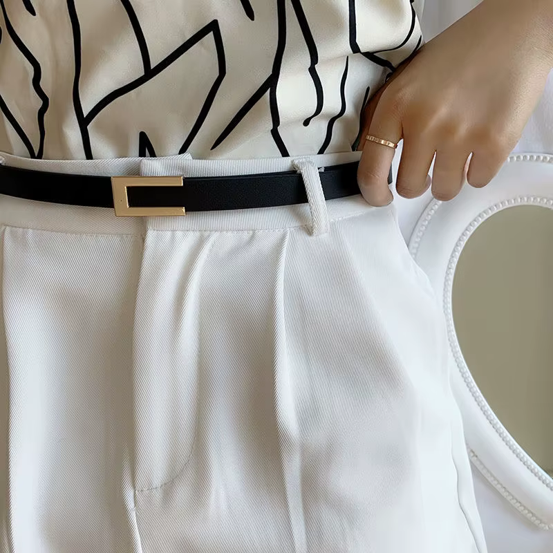 1 pièce de costume avec une ceinture fine pour une décoration polyvalente pour femme.