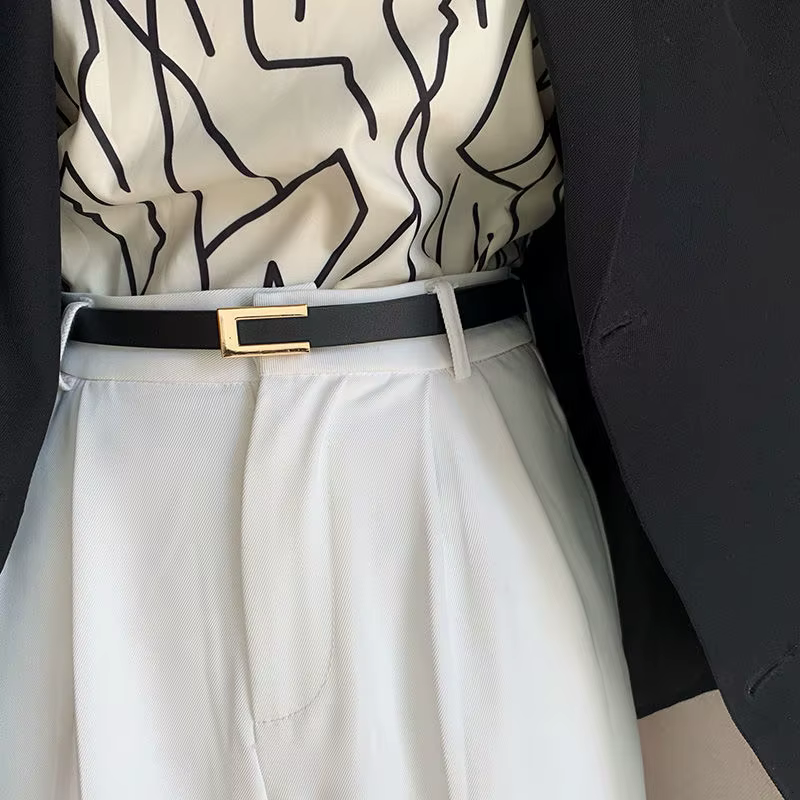 1 pièce de costume avec une ceinture fine pour une décoration polyvalente pour femme.