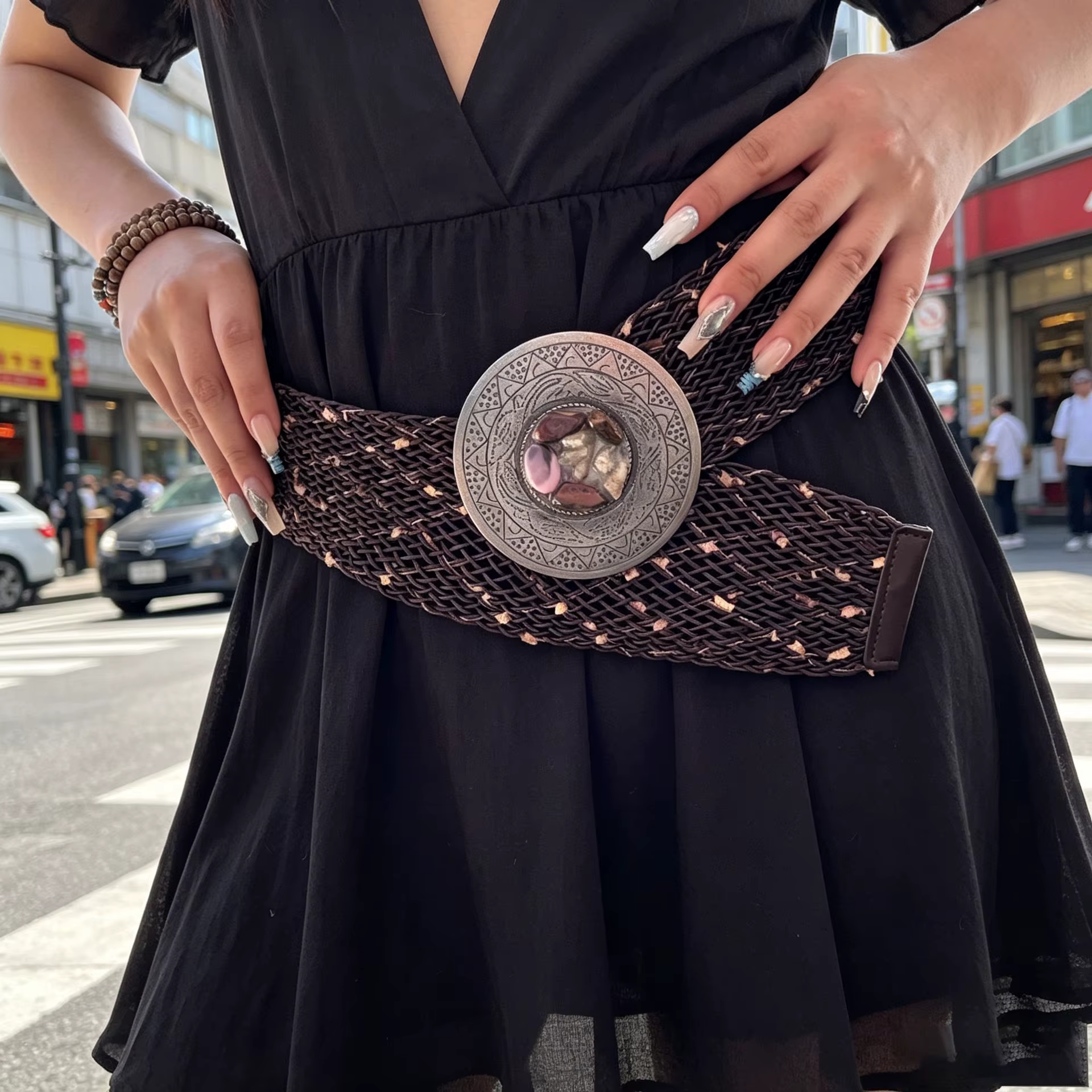 Ceinture large tressée bohème avec boucle métallique ronde sculptée