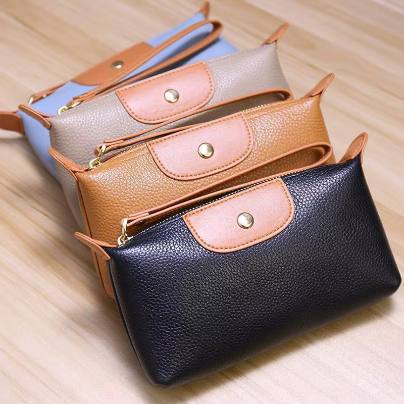 Le nouveau portefeuille pour femme en cuir souple et tendance avec des couleurs contrastées est un sac à main portable