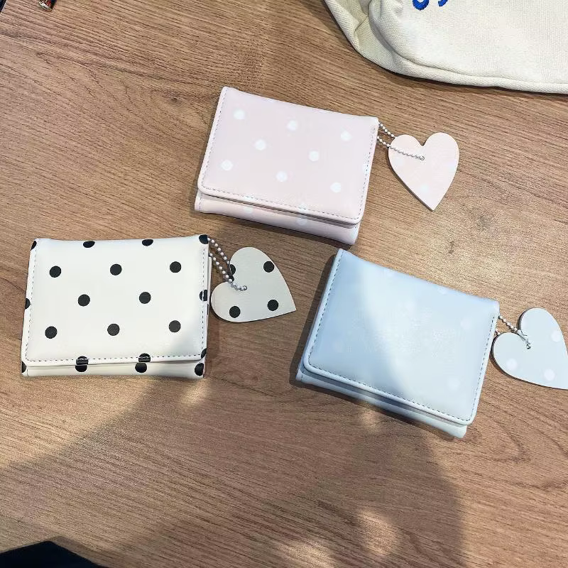 Petit portefeuille en cuir PU à pois avec joli pendentif en forme de cœur et design compact