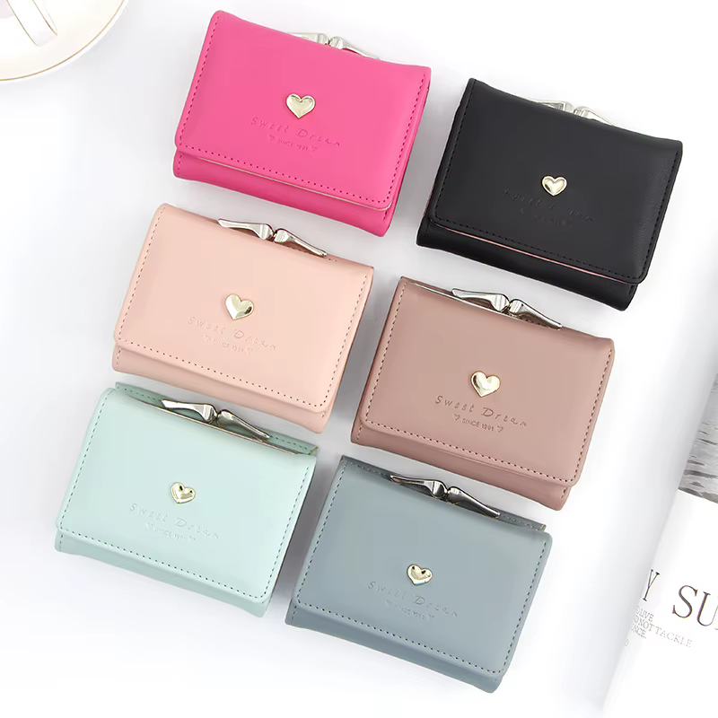 Petit portefeuille femme coeur aimant court