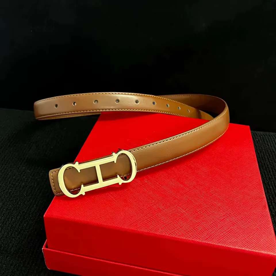 Ceinture pour femme de 25 mm de conception nouvelle avec une élégante boucle en lettres dorées