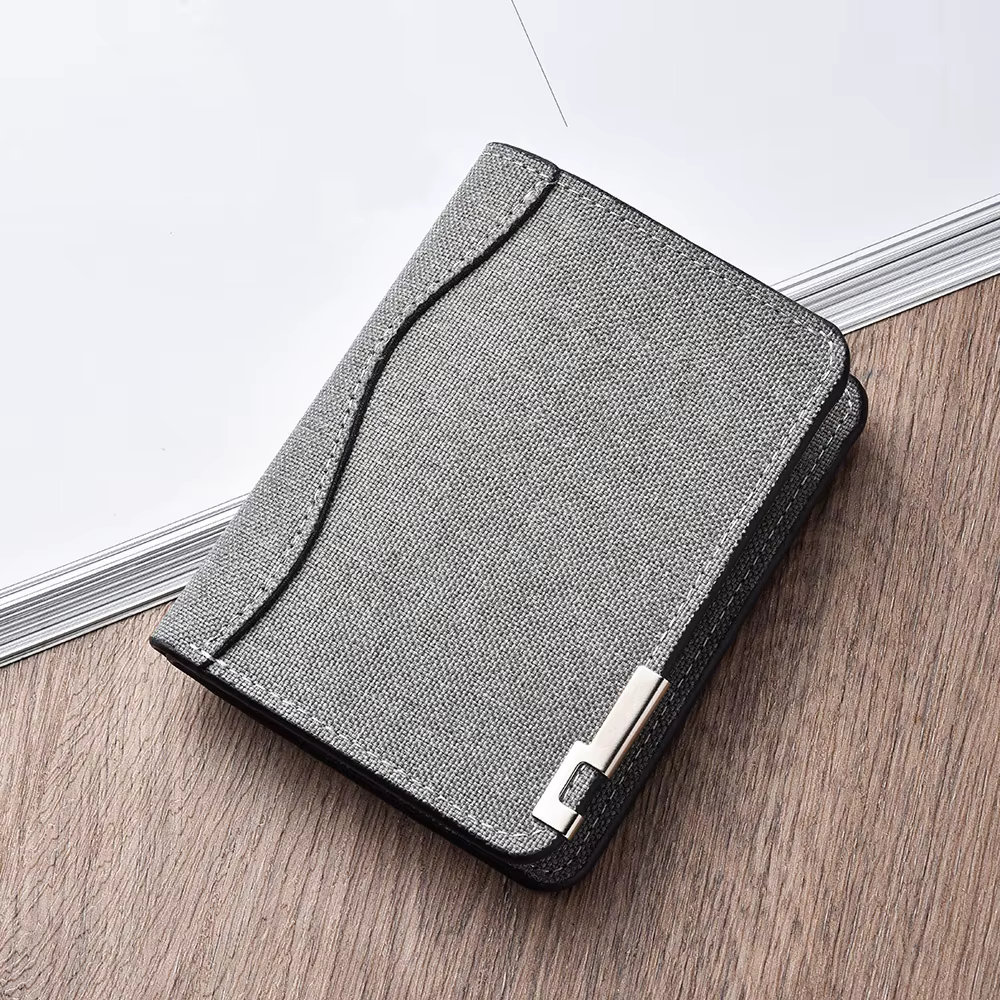 Portefeuille minimaliste pour homme avec accents métalliques et design uni