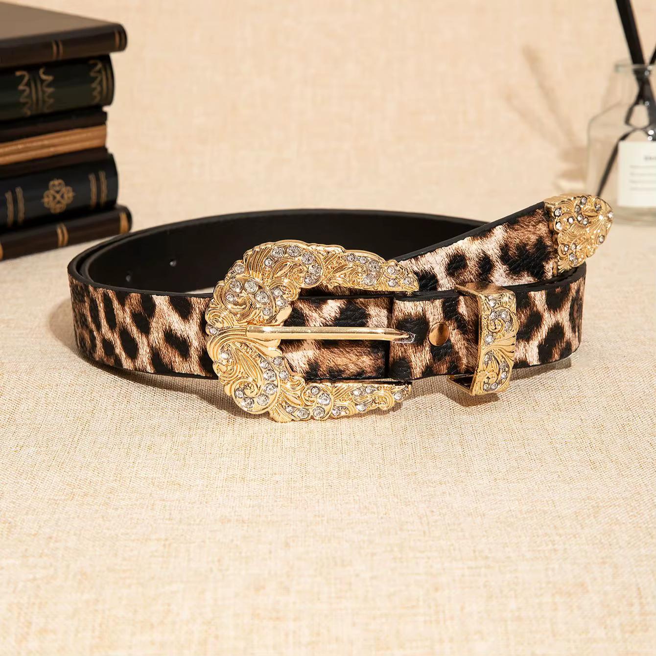 Ceinture luxueuse et élégante à imprimé léopard plaqué or avec gravure sur strass et boucle en métal