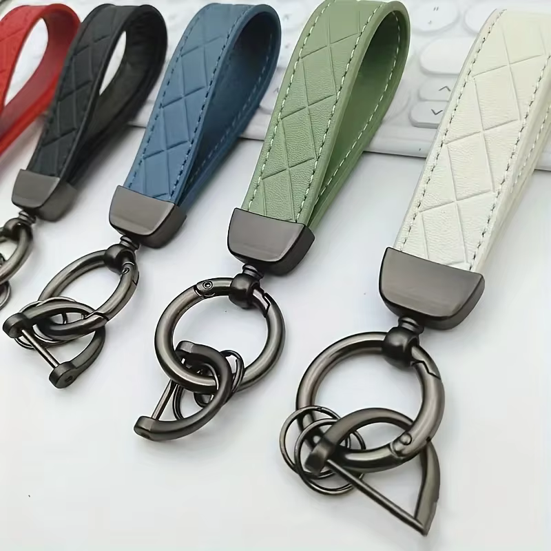 Un porte-clés de voiture pratique et élégant avec anneau en D - un pendentif tendance pour hommes et femmes à accrocher sur leurs clés de voiture
