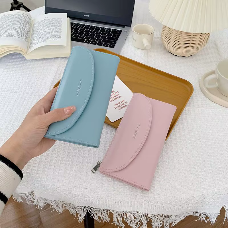 Portefeuille long pour femme en cuir vegan marron avec plusieurs emplacements pour cartes et fermeture éclair sécurisée
