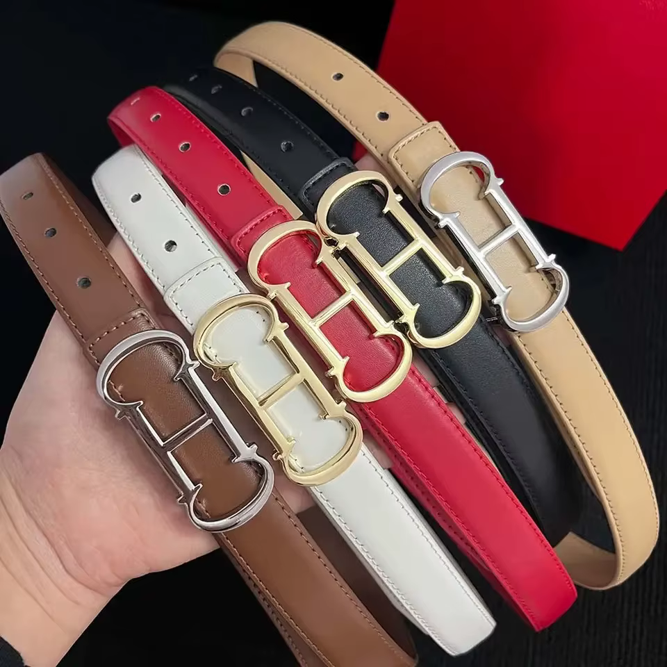 Ceinture pour femme de 25 mm de conception nouvelle avec une élégante boucle en lettres dorées
