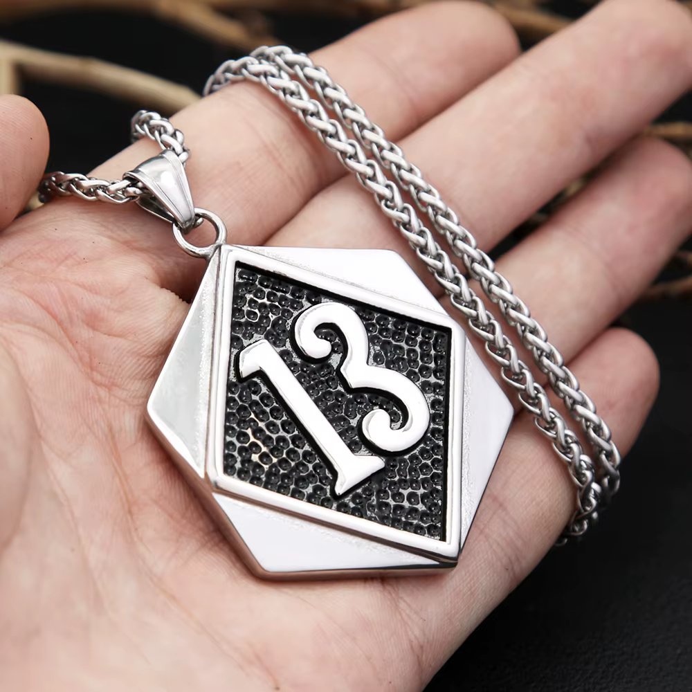 Colliers pendentif numéro porte-bonheur pour hommes et femmes, acier inoxydable SION L, bijoux hip hop, mode punk vintage, cadeaux de la présidence, livraison directe