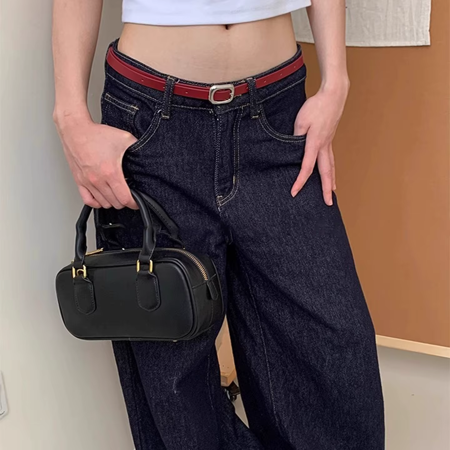 Ceinture élégante en cuir rouge avec boucle carrée en métal