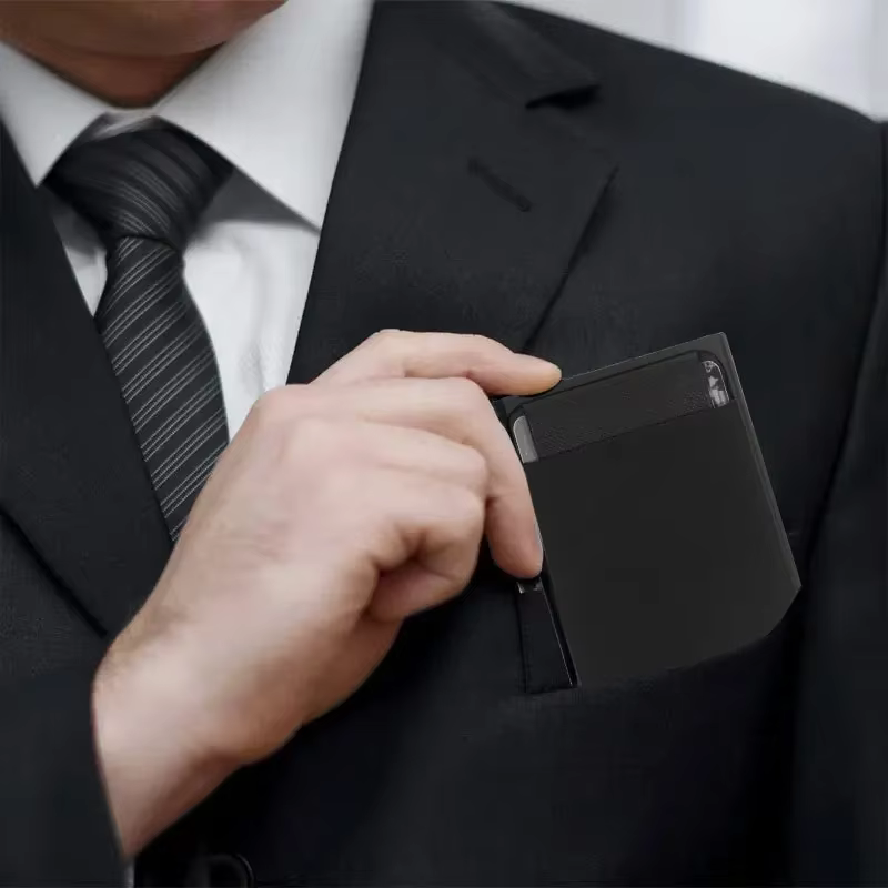 Porte-cartes à rabat automatique