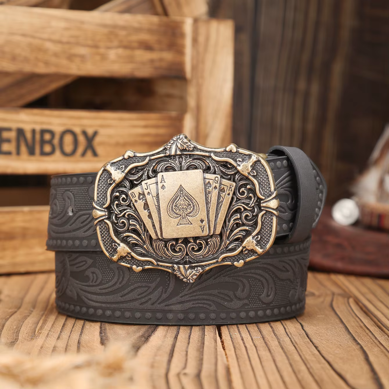 Une ceinture en PU à boucle occidentale adaptée aux hommes et aux femmes