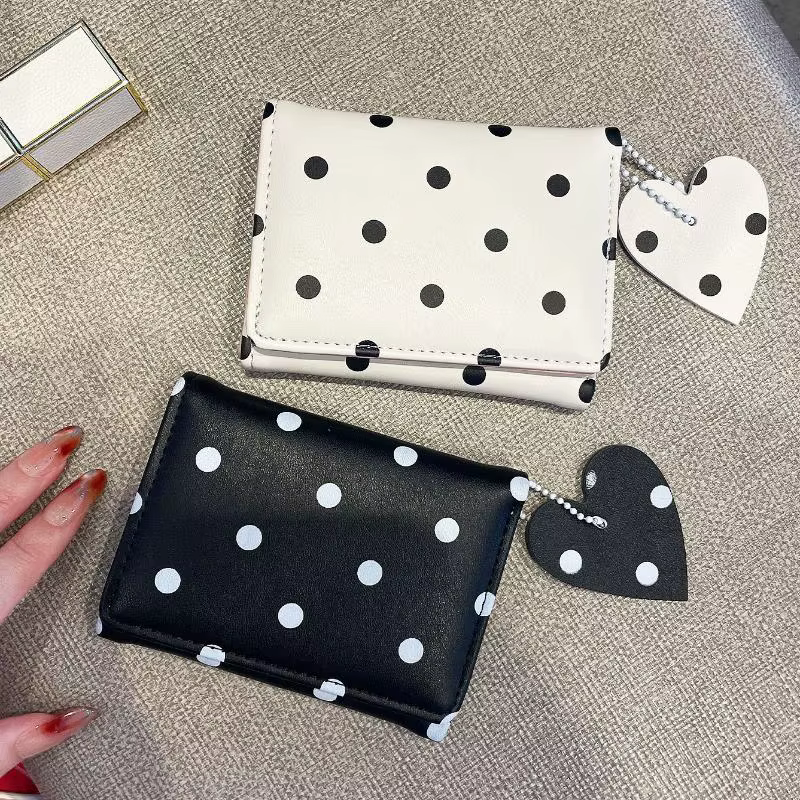 Petit portefeuille en cuir PU à pois avec joli pendentif en forme de cœur et design compact