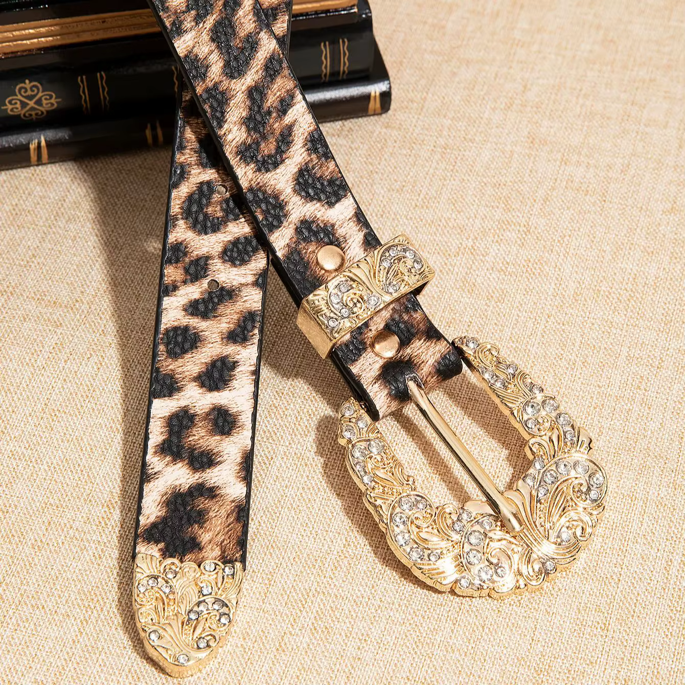 Ceinture luxueuse et élégante à imprimé léopard plaqué or avec gravure sur strass et boucle en métal