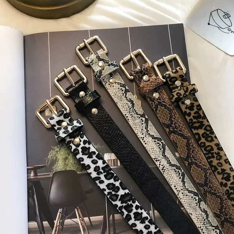 Ceinture fine à motif serpent avec boucle carrée léopard