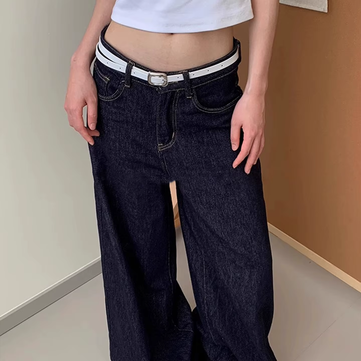 Ceinture élégante en cuir rouge avec boucle carrée en métal