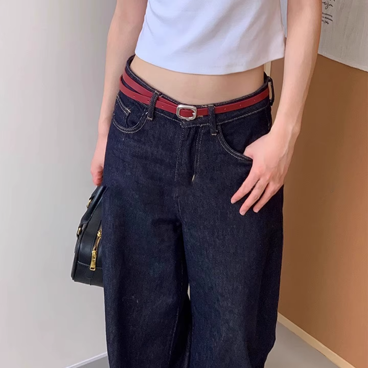 Ceinture élégante en cuir rouge avec boucle carrée en métal