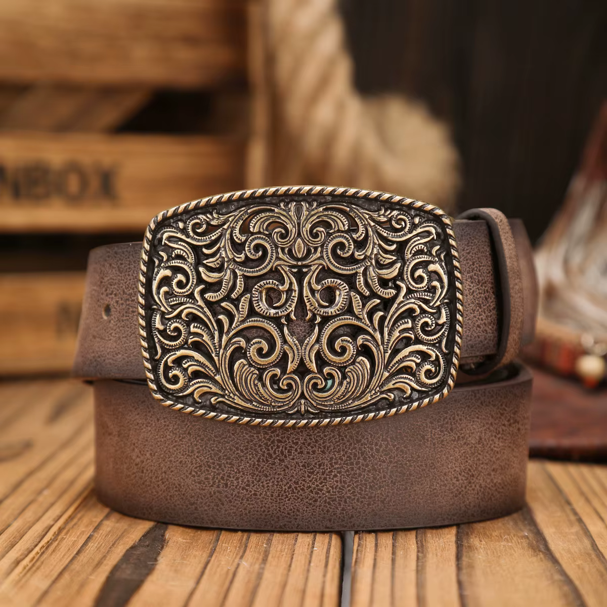Une ceinture en PU à boucle occidentale adaptée aux hommes et aux femmes