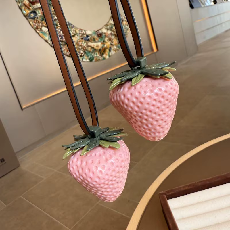 ☂ Porte-clés amusant en résine imperméable en forme de fraise, design 3D, fait main, décoration de voiture, accessoires pour filles