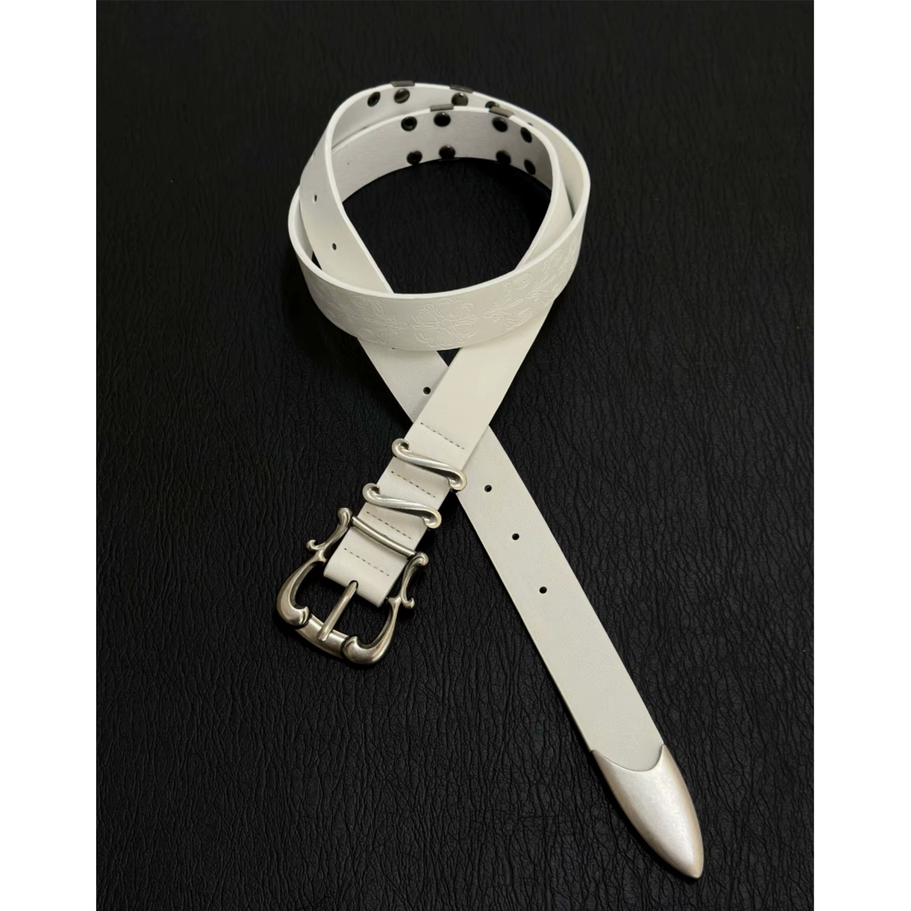 Ceinture blanche sculptée avec motifs délicats