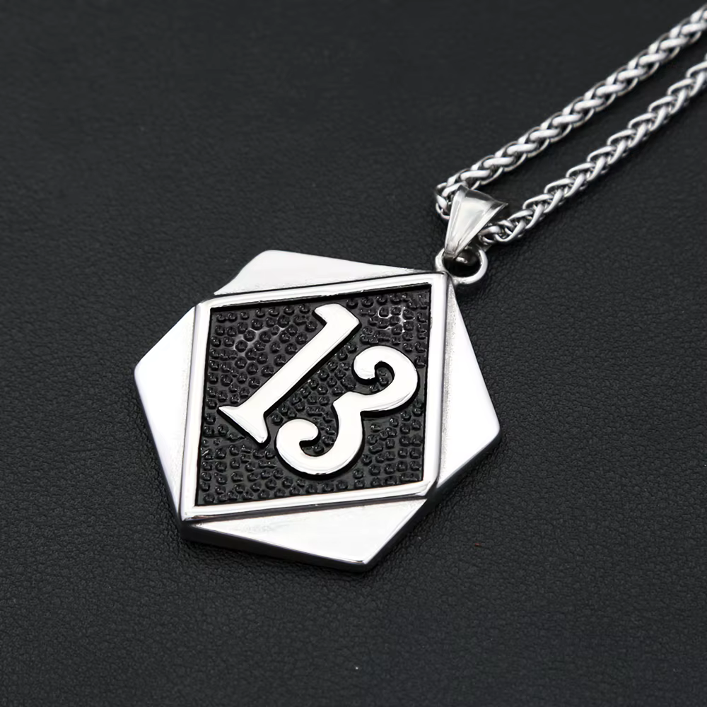 Colliers pendentif numéro porte-bonheur pour hommes et femmes, acier inoxydable SION L, bijoux hip hop, mode punk vintage, cadeaux de la présidence, livraison directe