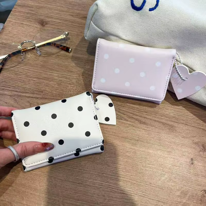 Petit portefeuille en cuir PU à pois avec joli pendentif en forme de cœur et design compact